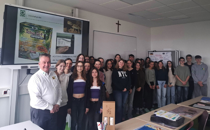 JBL Mitarbeiter Sven Röhl (links) schult die jungen Schüler zu fachspezifischen Themen. Bild: JBL