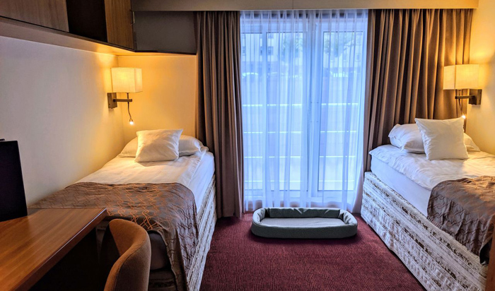 In der Kabine warten Hundebett, Näpfe und ein kleiner Willkommensgruß auf die Vierbeiner. Bild: sonnenklar.TV