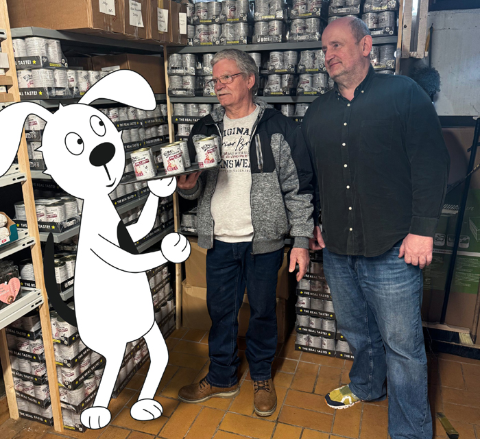 Persönlich geliefert: Lucky Jim und Philipp Honstetter übergeben Herbert Jaddatz (Mitte) 2.000 Mahlzeiten für die Tiertafel in Stuttgart. Bild: Florin Fleig