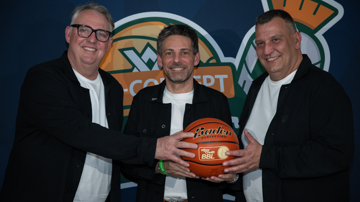 Geschäftsführer Torsten Herz (Bildmitte) freut sich, die wirtschaftliche Zukunft der Gladiators Trier sichern zu können. Bild: Vetconcept