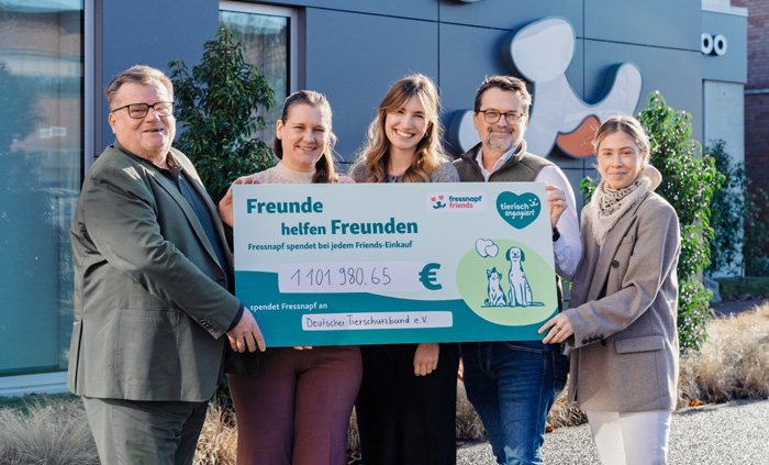 Thomas Schröder (Präsident Deutscher Tierschutzbund), Rosa Polter (Verbandsgeschäftsführerin Deutscher Tierschutzbund), Laura Eickhorn (Fressnapf), Norbert Marschallinger (Managing Director Fressnapf Germany), Sanja Lukic (Fressnapf) bei der Spendenübergabe (von links). Bild: Fressnapf