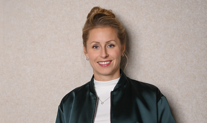 Geschäftsführerin Sarina Hamann: „Mit unserem Relaunch wollen wir uns als Marke positionieren, die keinen zusätzlichen Druck aufbaut, sondern Orientierung gibt, Leichtigkeit ausstrahlt und Verlässlichkeit einfach erlebbar macht“. Bild: Vitakraft