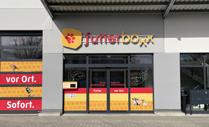 Die futterboxx in Deggendorf bietet auf 150 Quadratmetern 60 Marken im Bereich Trockenfutter, Nassfutter und Snacks für Hunde, Katzen und Wildvögel. Bild: futterplatz online