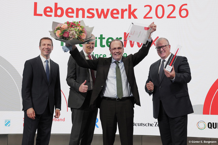 Christoph Mix (Bildmitte) nahm den Bayerischen Gründerpreis von Matthias Dießl, Präsident des Sparkassenverbands Bayern (links), Bernd Fröhlich, Vorstandsvorsitzender der Sparkasse Mainfranken Würzburg (2.v.l.) und Laudator Stefan Proßer, Vizepräsident des Sparkassenverbands Bayern (rechts), entgegen. Bild: Sparkasse Mainfranken