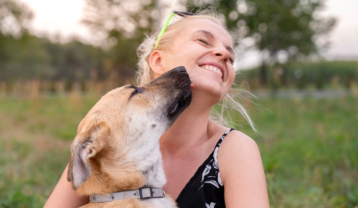 Für die 98  Prozent der Befragten steht fest, dass der Umgang mit Vierbeinern glücklicher und gesünder macht. Bild: Adobe Stock / KI
