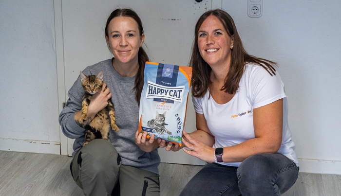 Große Freude bei Lisa Höller, Mitarbeiterin des Tierheims Wipperfürth, über die Futterspende, die durch FutterTester-Mitarbeiterin Julia Grunert übergeben wurde (von links). Bild: Take-Five