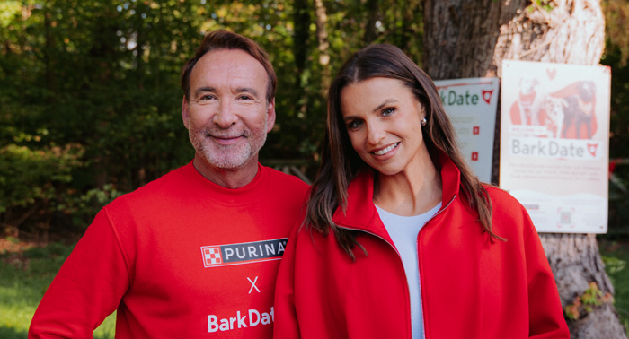 Die Purina-Markenbotschafter Laura Wontorra und Jochen Bendel setzen sich gemeinsam für die Initiative Bark Date ein. Bild: Nestlé Purina Petcare Deutschland