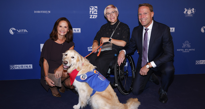 Carmen Borsche (Geschäftsführerin Nestlè PurinaPetcare), Frieda Krieger mit Assistenzhund Aidan, Alexander von Maillot (Nestlé Deutschland). Bild: Getty für Purina